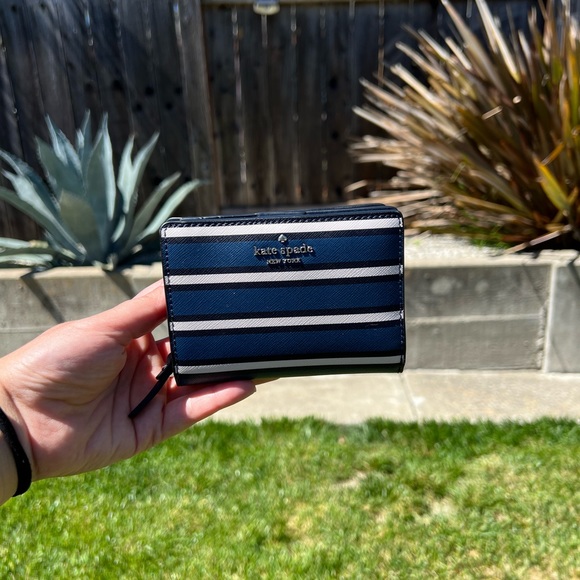 🐳🛥️ NWOT KATE SPADE STRIPED WALLET🐳🛥️ - Picture 2 of 9